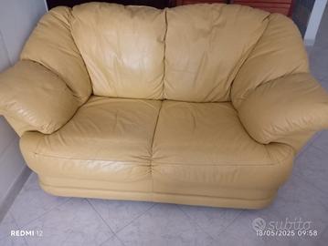 Divano due posti in pelle giallo