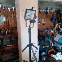 Lampada alogena con treppiede