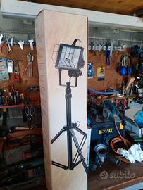 Lampada alogena con treppiede