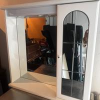 Specchio con contenitore e illuminazione