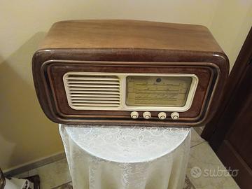 Radio d’epoca vintage in legno da collezione