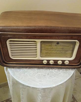 Radio d’epoca vintage in legno da collezione