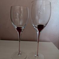 calici in vetro con dettaglio rosso 