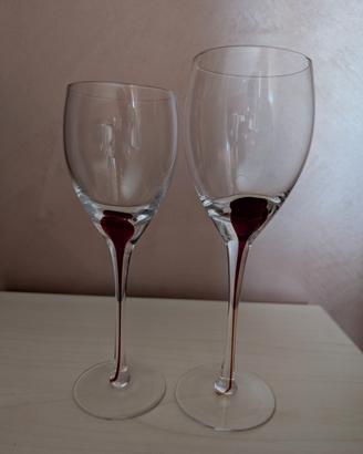 calici in vetro con dettaglio rosso 