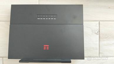 Modem /Router osserva e scrivi sotto a oTIM HUB + 