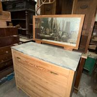 Comò restaurato con specchiera e piano in marmo