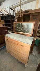 Comò restaurato con specchiera e piano in marmo