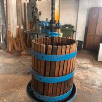 Torchio manuale per uva in ghisa e legno