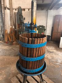 Torchio manuale per uva in ghisa e legno