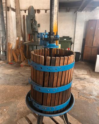 Torchio manuale per uva in ghisa e legno