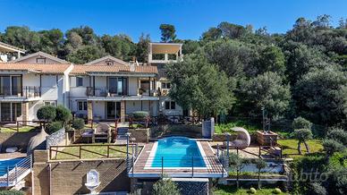 Prestigiosa villa panoramica con piscina