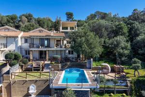 Prestigiosa villa panoramica con piscina