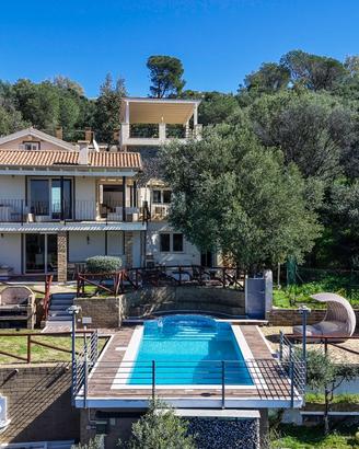 Prestigiosa villa panoramica con piscina