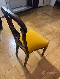 Sedie , specchio, mobile bagno