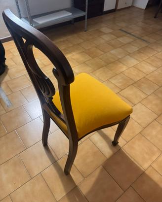 Sedie , specchio, mobile bagno