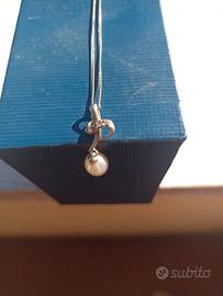 collana d'argento con ciondolo di perla