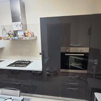 Cucina usata completa di elettrodomestici.