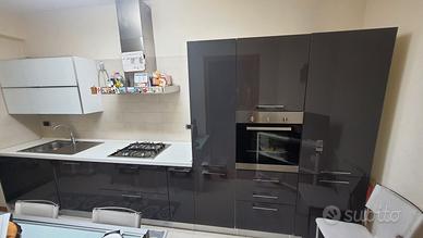 Cucina usata completa di elettrodomestici.