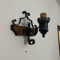 Lampadario e applique in legno e ferro battuto