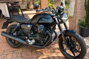 Moto Guzzi V7 Stone Centenario