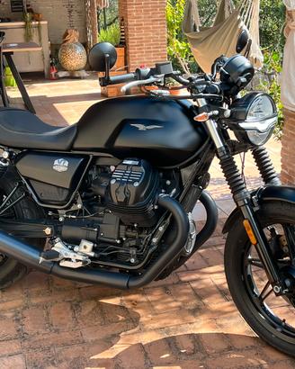 Moto Guzzi V7 Stone Centenario