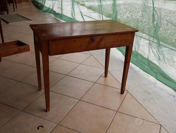 Vecchio tavolino in abete con cassetto