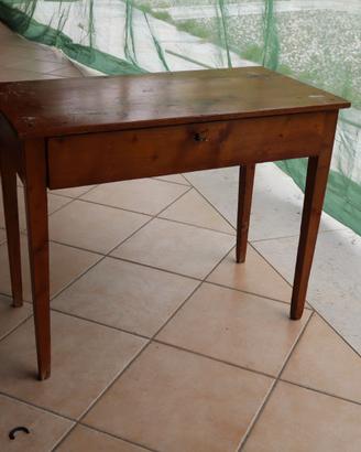 Vecchio tavolino in abete con cassetto