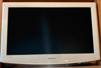 TV Samsung 32” LCD bianco con attacco a muro