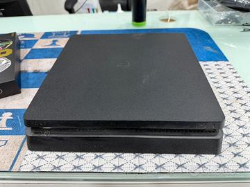 PS4 , 1TB , più due joystick e tre giochi