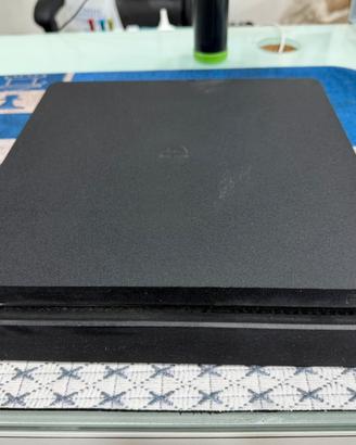 PS4 , 1TB , più due joystick e tre giochi