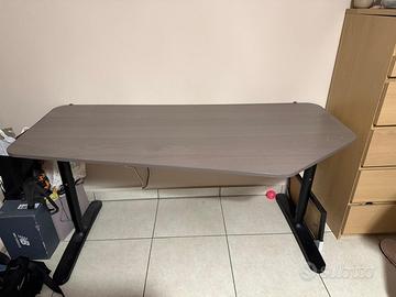 Scrivania e die sedie regolabili