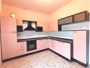 Cucina completa rosa e nero