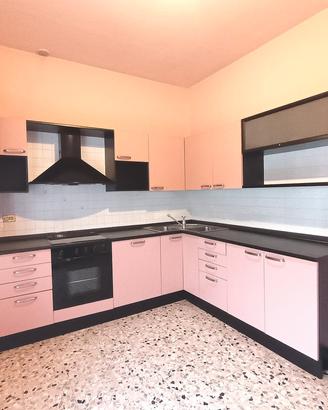Cucina completa rosa e nero