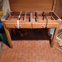 Tavolo(senza top) tradizionale da cucina.