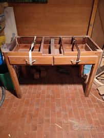 Tavolo(senza top) tradizionale da cucina.