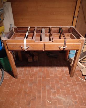 Tavolo(senza top) tradizionale da cucina.