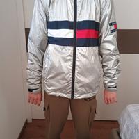 Giacca antivento marca Tommy Jeans.