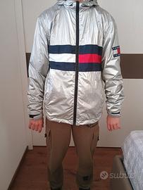 Giacca antivento marca Tommy Jeans.