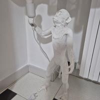 lampada scimmia in piedi