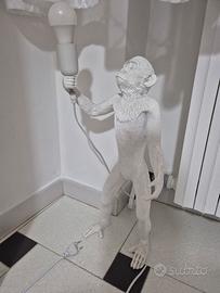 lampada scimmia in piedi