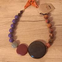 Collana in resina italiana e pietre.