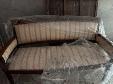 Divano antico in legno da restaurare
