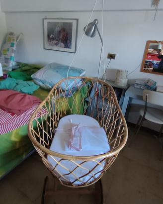 Culla in vimini con ruote e supporto zanzariera