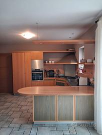 Cucina completa di tavolo e sedie