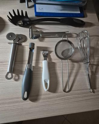 GRUPPO ATTREZZI DA CUCINA 7 PEZZI. NUOVI.