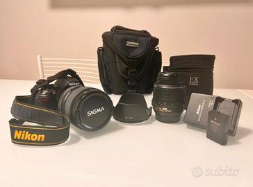 Reflex D3100 con due obiettivi e relative custodie