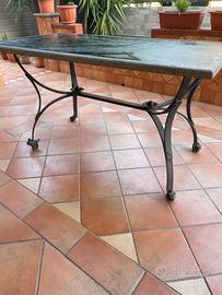 Tavolo in pietra lavica