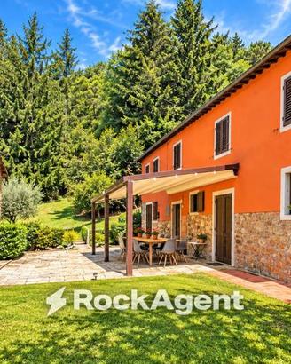 Rustico / Casale di 315 m² con più di 5 locali e b
