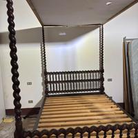 Letto a baldacchino antico in legno tornito