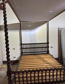 Letto a baldacchino antico in legno tornito
